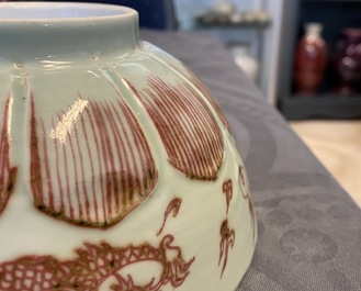 Een Chinese kom met koperrood drakendecor op celadon fondkleur, Kangxi