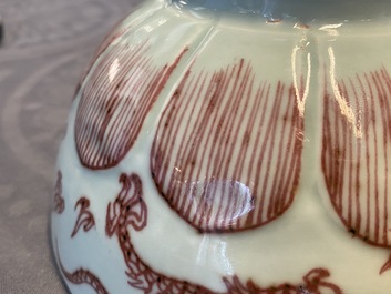 Een Chinese kom met koperrood drakendecor op celadon fondkleur, Kangxi