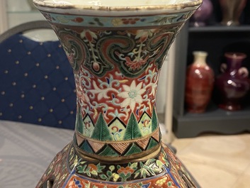Un vase en porcelaine de Chine famille rose &agrave; int&eacute;rieur amovible, 19/20&egrave;me