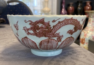 Een Chinese kom met koperrood drakendecor op celadon fondkleur, Kangxi