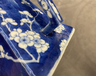 Een Chinese blauw-witte theepot naar Yixing steengoed model, 19e eeuw