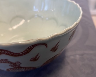 Een Chinese kom met koperrood drakendecor op celadon fondkleur, Kangxi