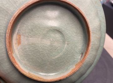 Een Chinese Longquan celadon 'twin fish' schotel, Song