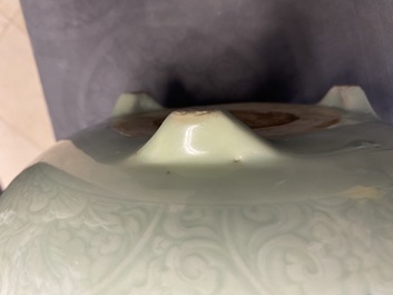 Un br&ucirc;le-parfum tripod en porcelaine de Chine c&eacute;ladon monochrome &agrave; d&eacute;cor floral incis&eacute;, Kangxi