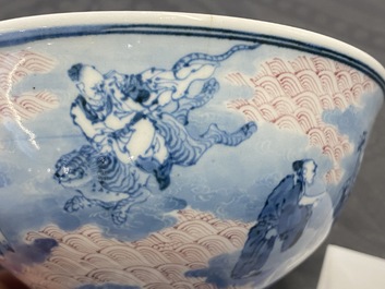 Un bol sur piedouche en porcelaine de Chine en bleu, blanc et rouge de cuivre, R&eacute;publique