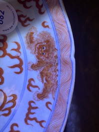 Une assiette en porcelaine de Chine en bleu, blanc et rouge de fer &agrave; d&eacute;cor de lions bouddhistes, marque de Qianlong, 19&egrave;me