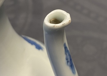 Une verseuse et un bol au tigre en porcelaine de Chine en bleu et blanc, marque et &eacute;poque de Kangxi