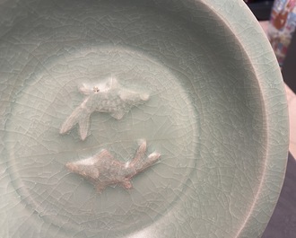 Un plat en porcelaine de Chine c&eacute;ladon de Longquan &agrave; d&eacute;cor des 'deux poissons', Song