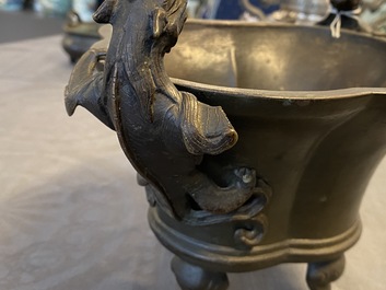 Een Chinese bronzen wierookbrander met chilong handgrepen, Xuande mark, 18e eeuw