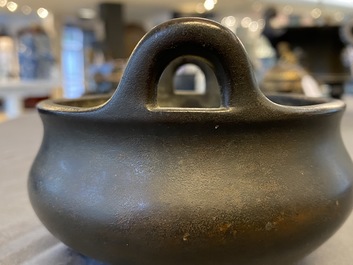 Un br&ucirc;le-parfum tripod en bronze, marque de Xuande, Chine, 17/18&egrave;me
