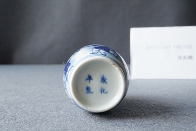 Een Chinese blauw-witte snuiffles, Chenghua merk, Yongzheng