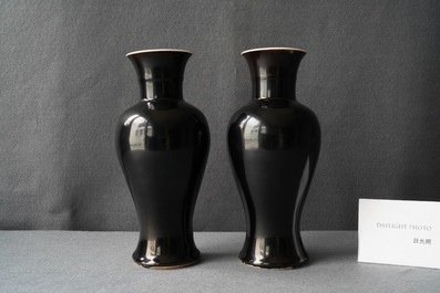 Une paire de vases en porcelaine de Chine noire monochrome, 19&egrave;me