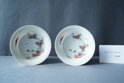 A pair of Japanese Kakiemon bowls with floral designs, Edo, 17/18th C.