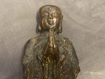 Twee Chinese gelakte en vergulde bronzen figuren, Ming