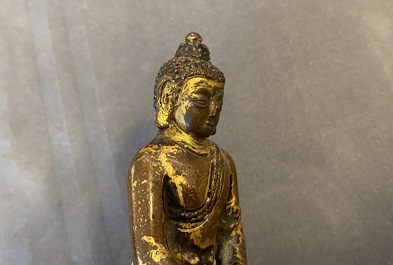 Een Sino-Tibetaanse verguld bronzen figuur van Boeddha Shakyamuni, Ming