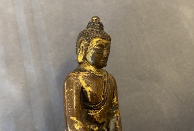 Une figure du Bouddha Shakyamuni en bronze dor&eacute;, Sino-Tibet, Ming