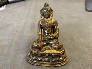 Een Sino-Tibetaanse verguld bronzen figuur van Boeddha Shakyamuni, Ming