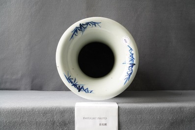 Een Chinese blauw-witte vaas met de Hoho broers, 19e eeuw