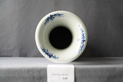 Un vase en porcelaine de Chine en bleu et blanc, 19&egrave;me