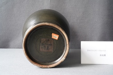 Een Chinese monochrome teadust vaas, Yongzheng merk, 19e eeuw