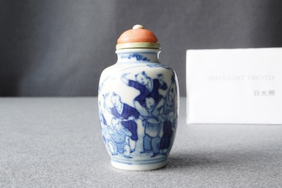 Une tabati&egrave;re en porcelaine de Chine en bleu et blanc, marque de Chenghua, Yongzheng