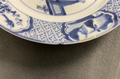 Deux assiettes en porcelaine de Chine en bleu et blanc &agrave; d&eacute;cor de 'La romance de la chambre de l'ouest', Kangxi