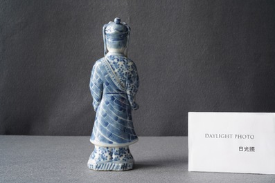 Une figure d'un Bodhisattva debout en porcelaine de Chine en bleu et blanc, 19&egrave;me