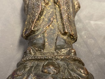 Twee Chinese gelakte en vergulde bronzen figuren, Ming