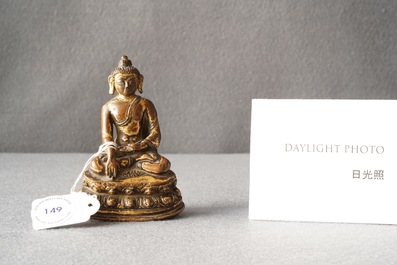 Een Sino-Tibetaanse verguld bronzen figuur van Boeddha Shakyamuni, Ming