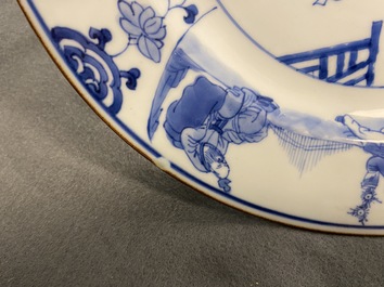 Een Chinese blauw-witte schotel en een bord, Kangxi/Yongzheng