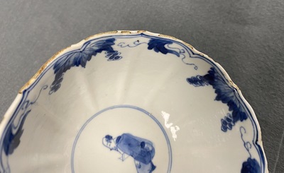 Une paire de bols en porcelaine de Chine en bleu et blanc &agrave; d&eacute;cor de longues dames, marque de Chenghua, Kangxi