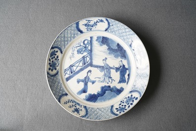 Trois assiettes en porcelaine de Chine en bleu et blanc, marques de Chenghua, Kangxi