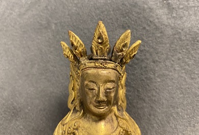 Een Sino-Tibetaanse verguld bronzen figuur van Boeddha, 18e eeuw