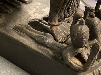 Een grote bronzen groep van Mahakala met Yab-Yum, Tibet, 19e eeuw