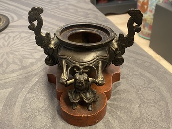 Deux br&ucirc;le-parfums, un vase et un miroir en bronze, Chine, Ming et apr&egrave;s