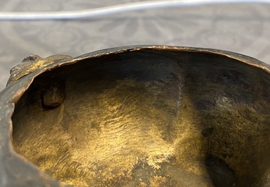 Un br&ucirc;le-parfum tripod en bronze laqu&eacute; et dor&eacute;, Ming