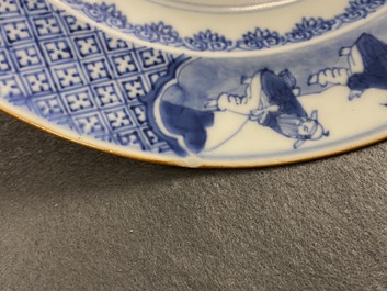 Een Chinese blauw-witte schotel en een bord, Kangxi/Yongzheng