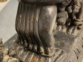 Un groupe en bronze figurant Mahakala et Yab-Yum, Tibet, 19&egrave;me