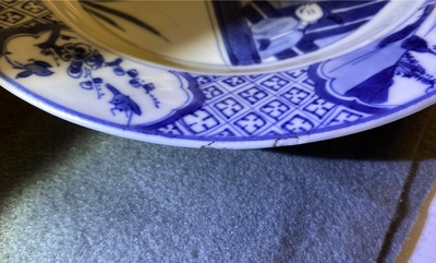 Deux assiettes en porcelaine de Chine en bleu et blanc &agrave; d&eacute;cor de 'La romance de la chambre de l'ouest', Kangxi