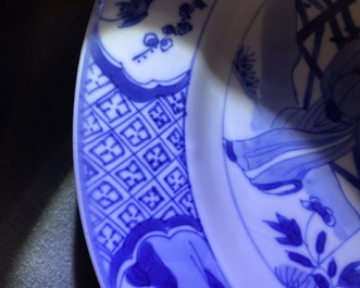 Deux assiettes en porcelaine de Chine en bleu et blanc &agrave; d&eacute;cor de 'La romance de la chambre de l'ouest', Kangxi