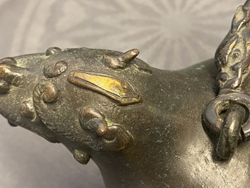 Een Chinese bronzen schenkkan in de vorm van een draak, Qing