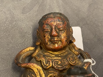 Twee Chinese gelakte en vergulde bronzen figuren, Ming