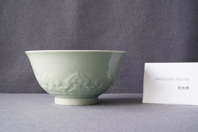Un bol en porcelaine de Chine c&eacute;ladon monochrome &agrave; d&eacute;cor incis&eacute;, marque de Qianlong, 19&egrave;me