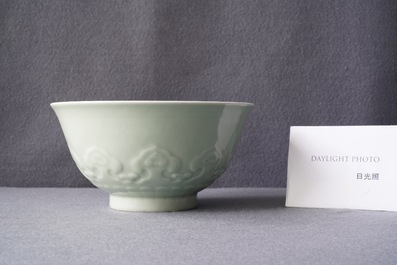 Een Chinese monochrome celadon kom met onderglazuur decor, Qianlong merk, 19e eeuw