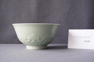 Un bol en porcelaine de Chine c&eacute;ladon monochrome &agrave; d&eacute;cor incis&eacute;, marque de Qianlong, 19&egrave;me