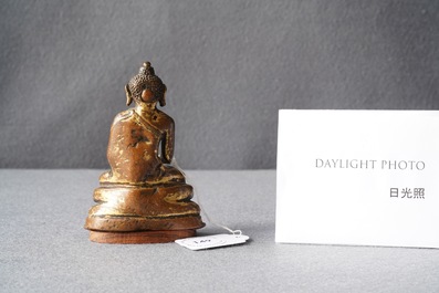 Een Sino-Tibetaanse verguld bronzen figuur van Boeddha Shakyamuni, Ming