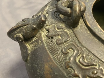 Een Chinese bronzen schenkkan in de vorm van een draak, Qing