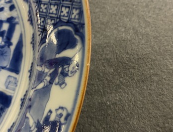 Un plat et une assiette en porcelaine de Chine en bleu et blanc, Kangxi/Yongzheng