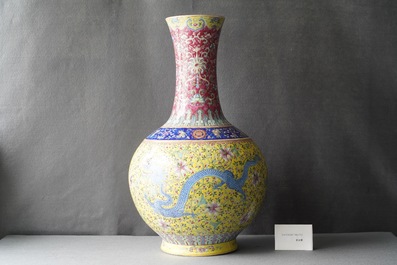 Un grand vase de forme bouteille en porcelaine de Chine famille rose &agrave; fond jaune, 19&egrave;me