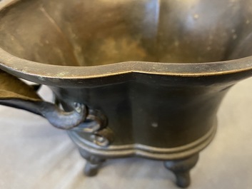 Een Chinese bronzen wierookbrander met chilong handgrepen, Xuande mark, 18e eeuw